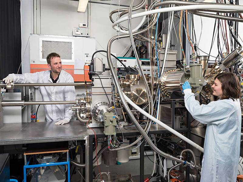 Benedikt Mayer and Lisa Janker at the epitaxy facility at the Walter Schottky Institute, TUM