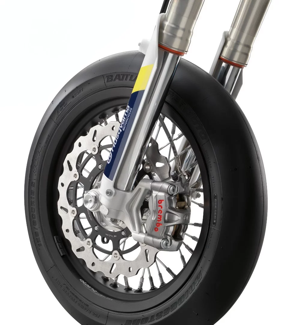 WP 48 mm fully adjustable inverted forks, Brembo radial four-piston caliper, top equipment for the 2016 Husqvarna FS 450