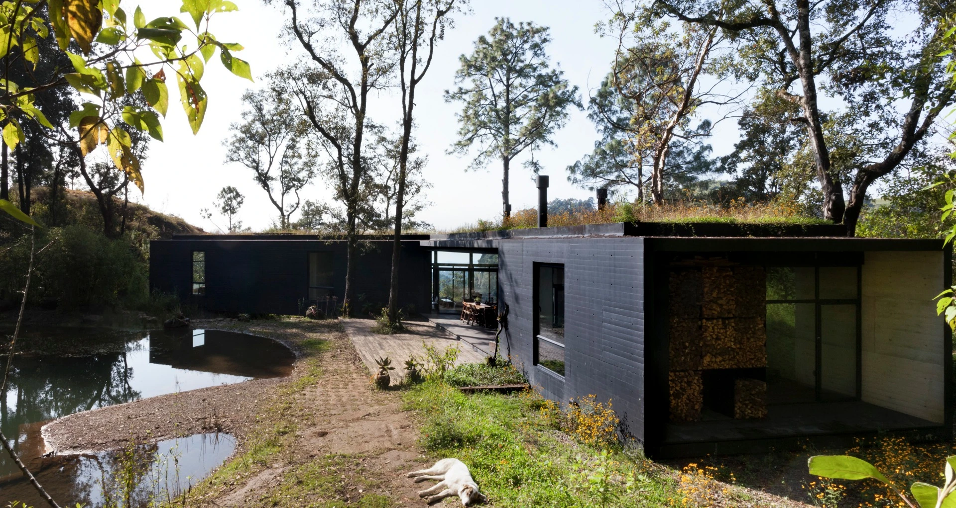 Tucked away in the wooded hillside near Mexico’s Valle de Bravo, a unique new tripod-shaped home has taken shape