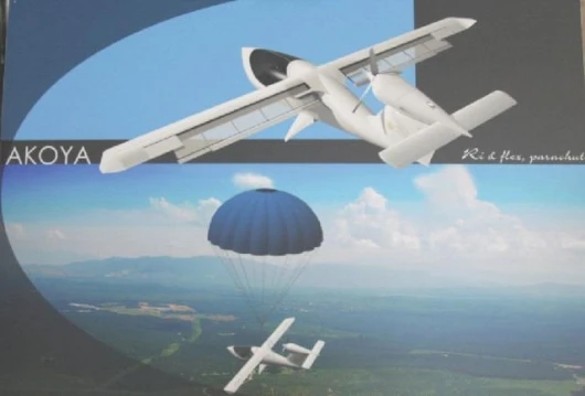 Lisa's Akoya, with emergency parachute