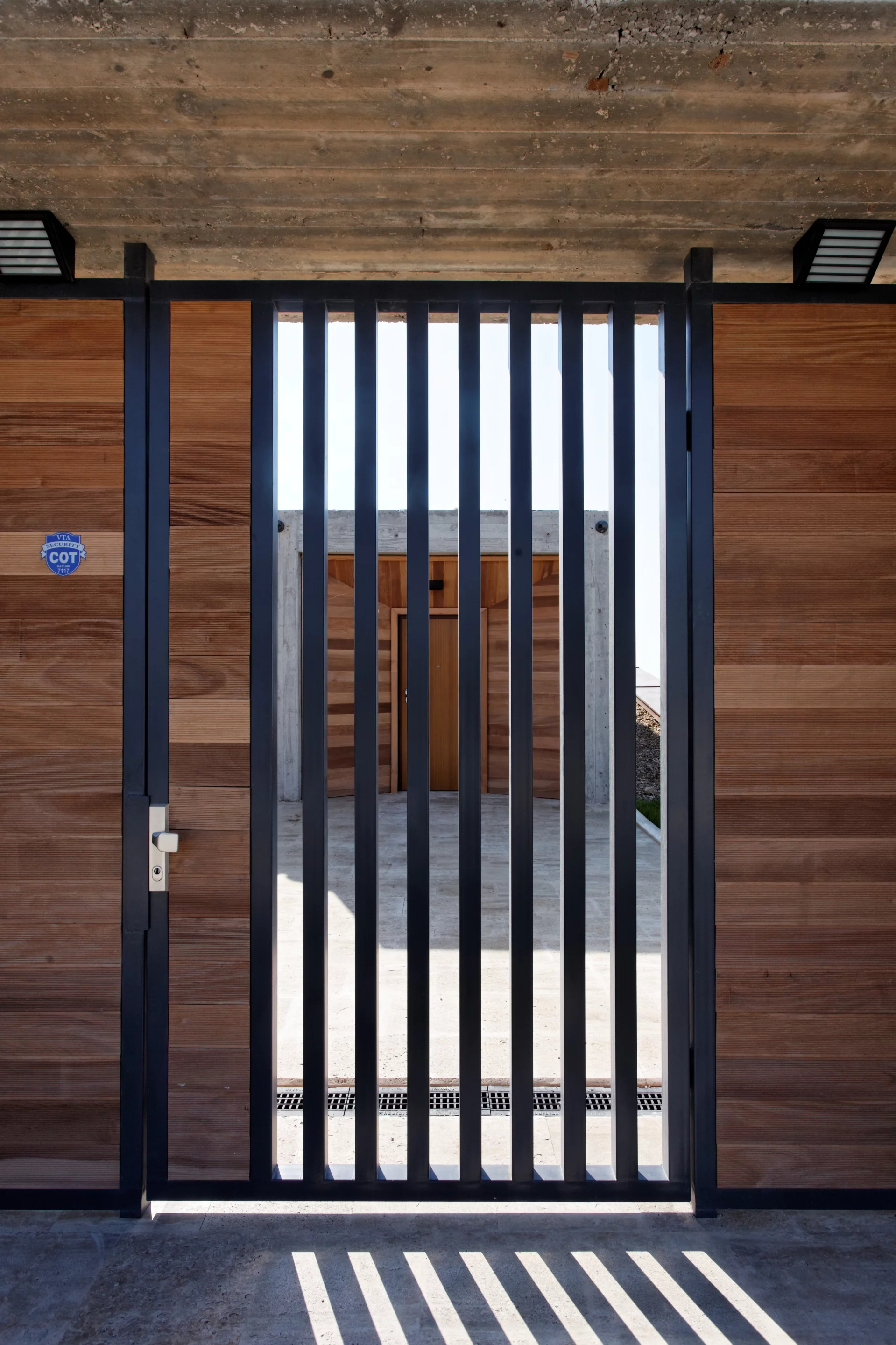 Entrance via the roof (Photo: Ignatov Architects)