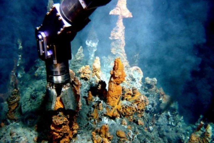 French ROV Victor 6000 sampling black smokers. Credit: Daniel Desbruyères.