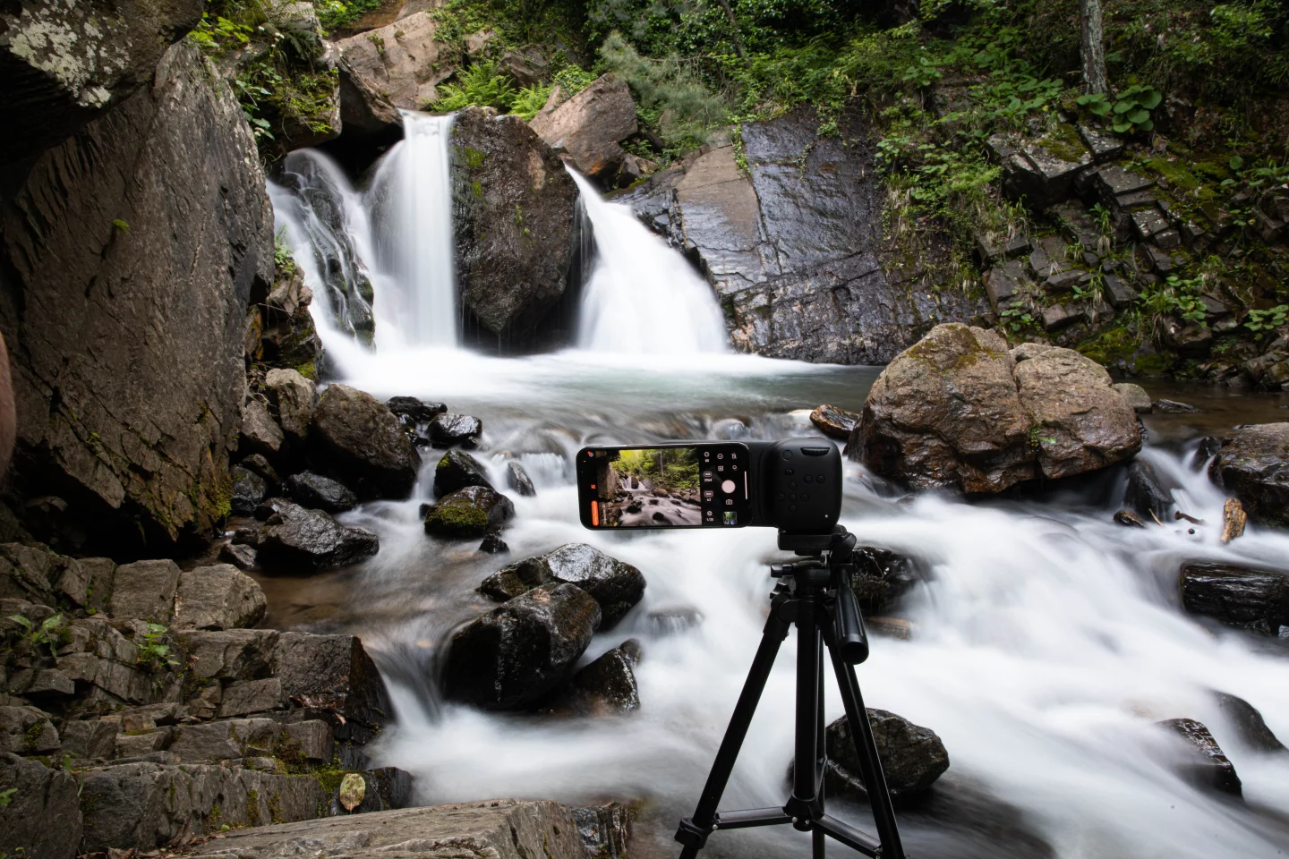 The Spark can be controlled remotely using an Apple Watch, and includes a long-exposure mode for capture a sense of movement in waterfall scenes