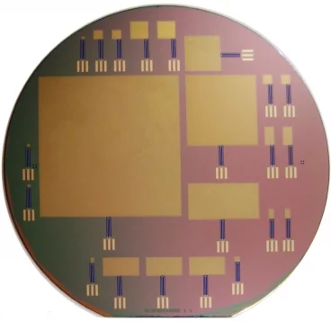 This silicon wafer consists of glucose fuel cells of varying sizes; the largest is 64 by 64 mm (Photo: Sarpeshkar Lab)