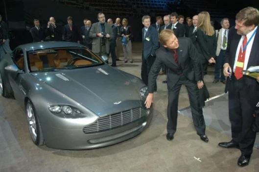 Fisker explains the styling of the Aston Martin V8 Vantage to the press