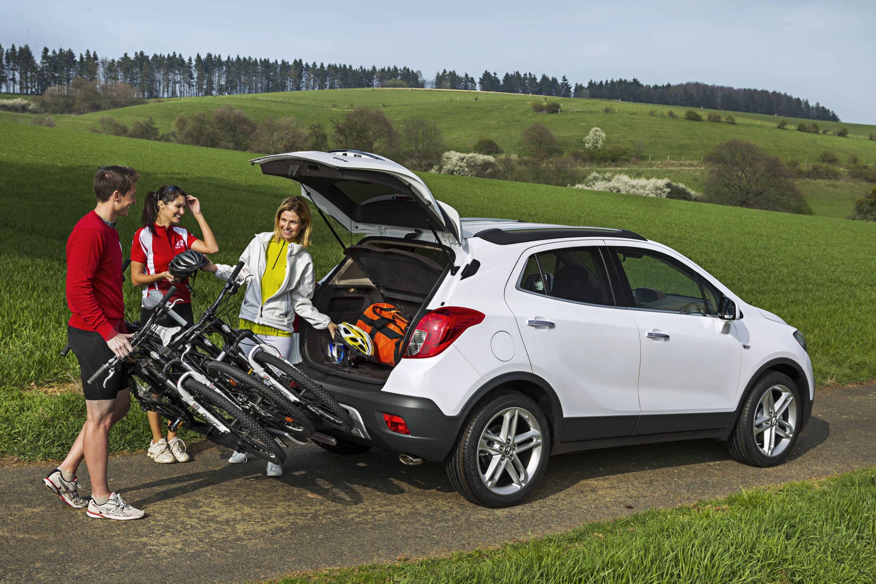 If you're not hauling bikes, the FlexFix slides seamlessly into the rear bumper (© GM Company)