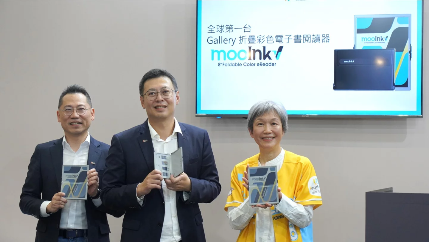 Readmoo CEO Pang Wenzhen, E Ink Technology Chairman Li Zhenghao, and E Ink Technology Associate Liu Dajing present the mooInk V at Touch Taiwan 2025