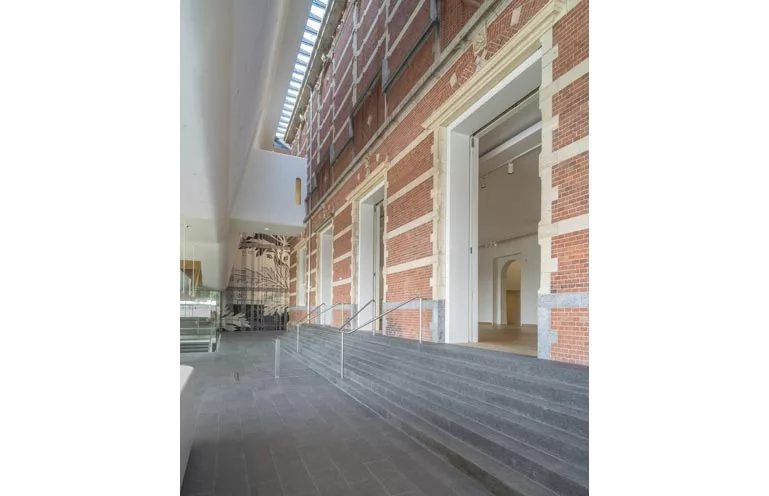 The transition from old to new (Photo: John Lewis Marshall and Jannes Linders)