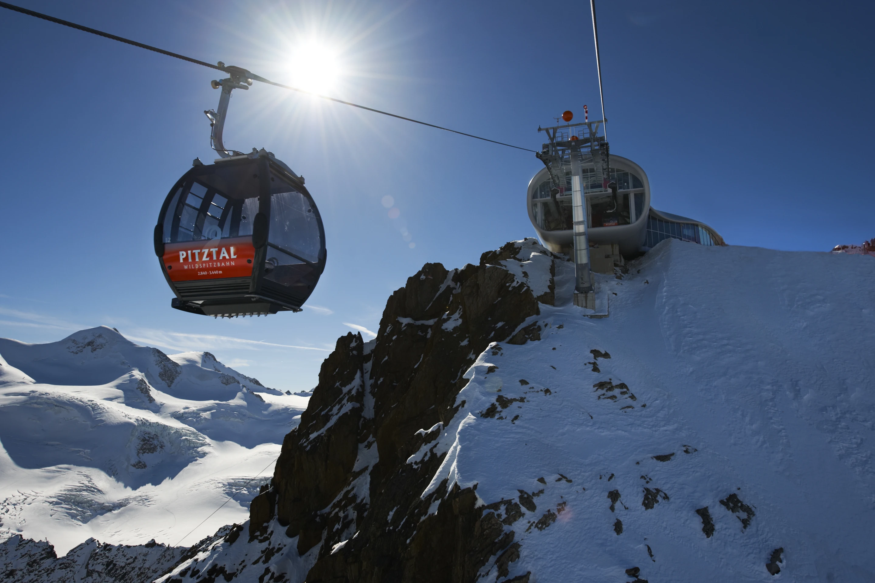 The new “Wildspitzbahn” visitor center and café are accessible via the new mono-cable ropeway with 61 gondolas (Image: Pitztaler Gletscherbahn)
