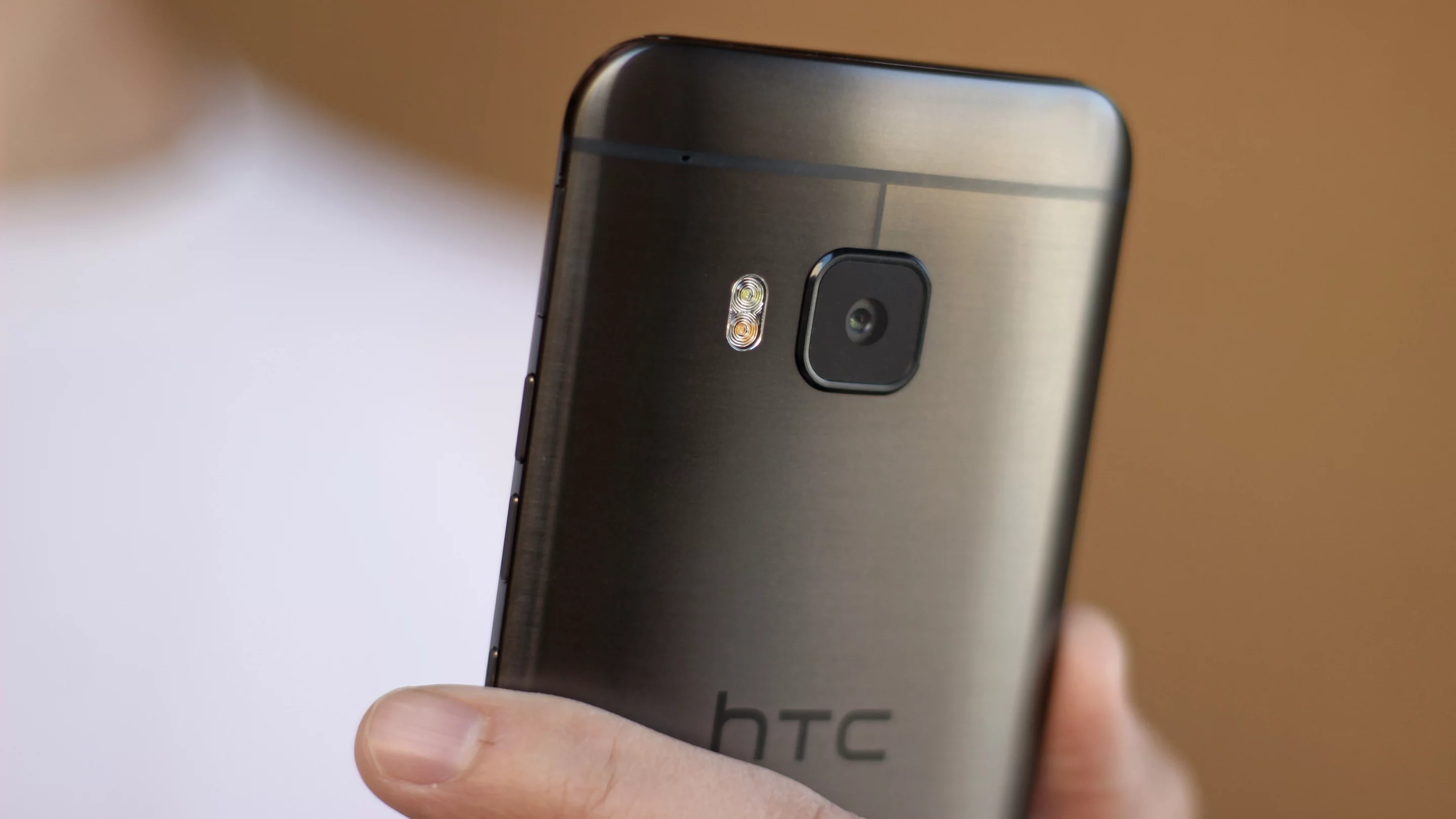 The M9 in hand (Photo: Will Shanklin/Gizmag.com)