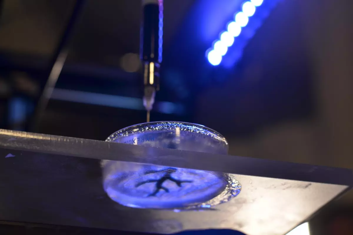 A 3D printer uses a syringe to inject printing gel into a translucent support gel