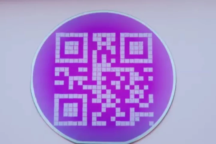 A new optical disc uses QR codes etched in tungsten to achieve extreme levels of heat resistance (Image: de Vries/University of Twente)