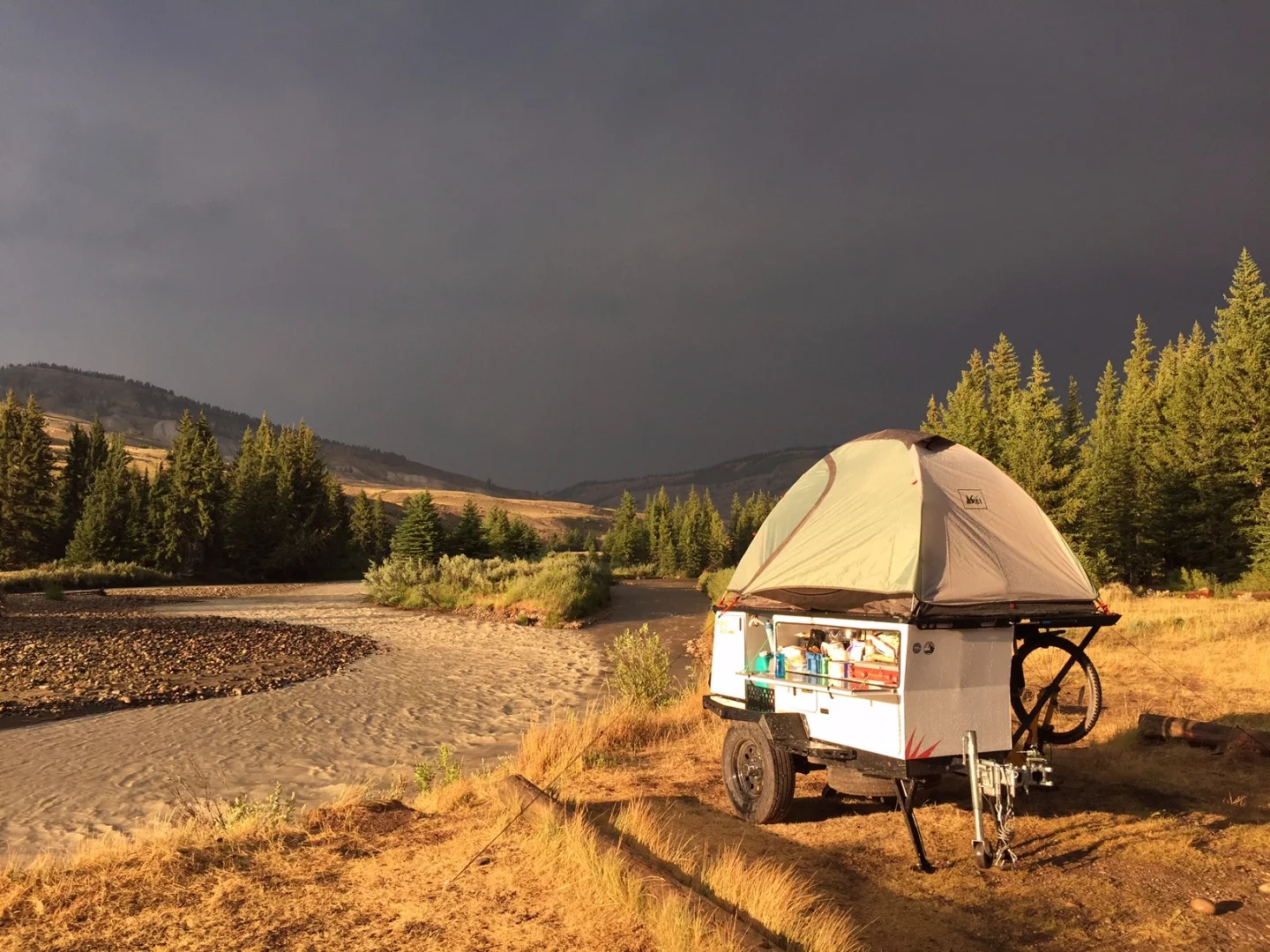 With its top platform, built-in storage and work space, the Taxa provides the infrastructure for organized camping