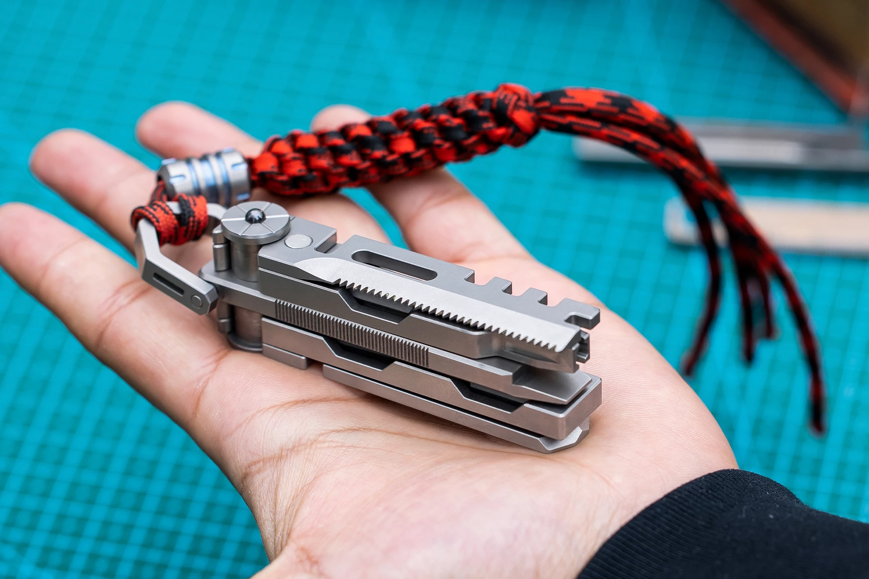 The device is claimed to tip the scales at 97.3 g (3.43 oz)