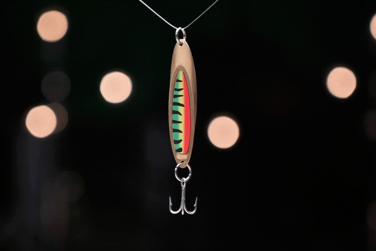 Modular fishing lure features swappable colored plates