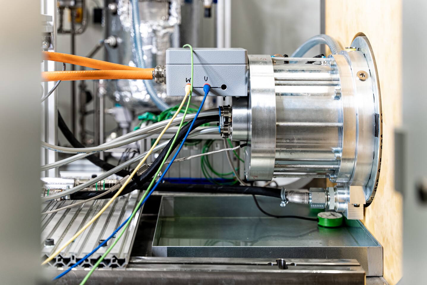 Mahle works on the SCT motor system with liquid cooling management