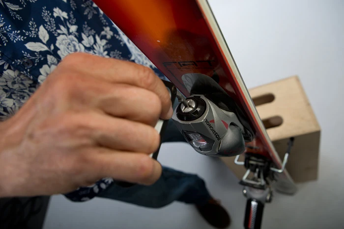 Using the CL!CK Carabiner to tighten ski bindings