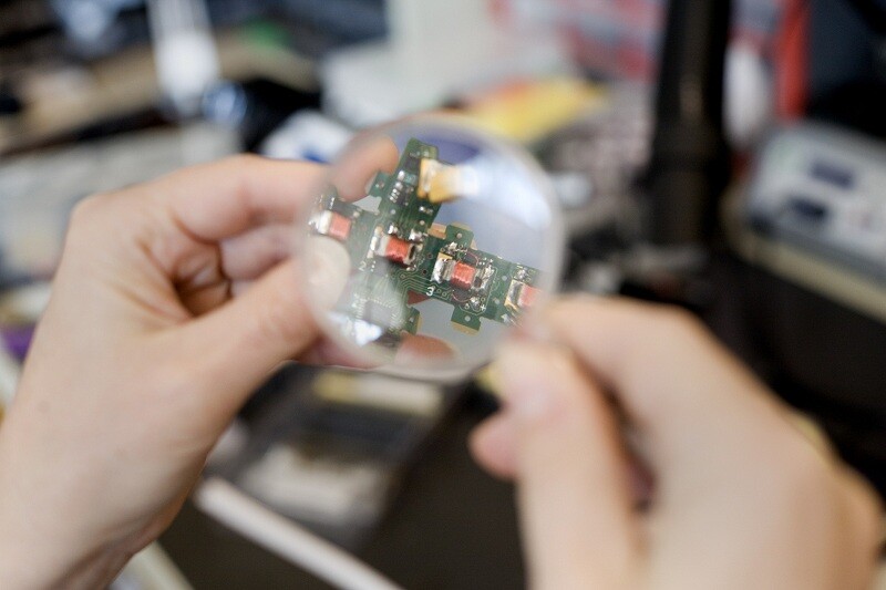 The cubes use electropermanent magnets to connect to each other, to communicate and to share power (Photo: M. Scott Brauer)