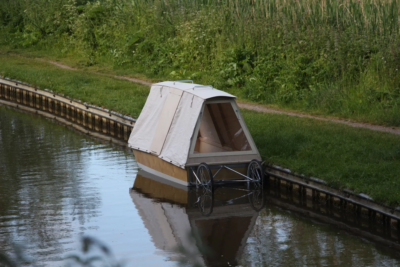 Durnin chose to hand build the very first WaterBed prototype using wooden materials