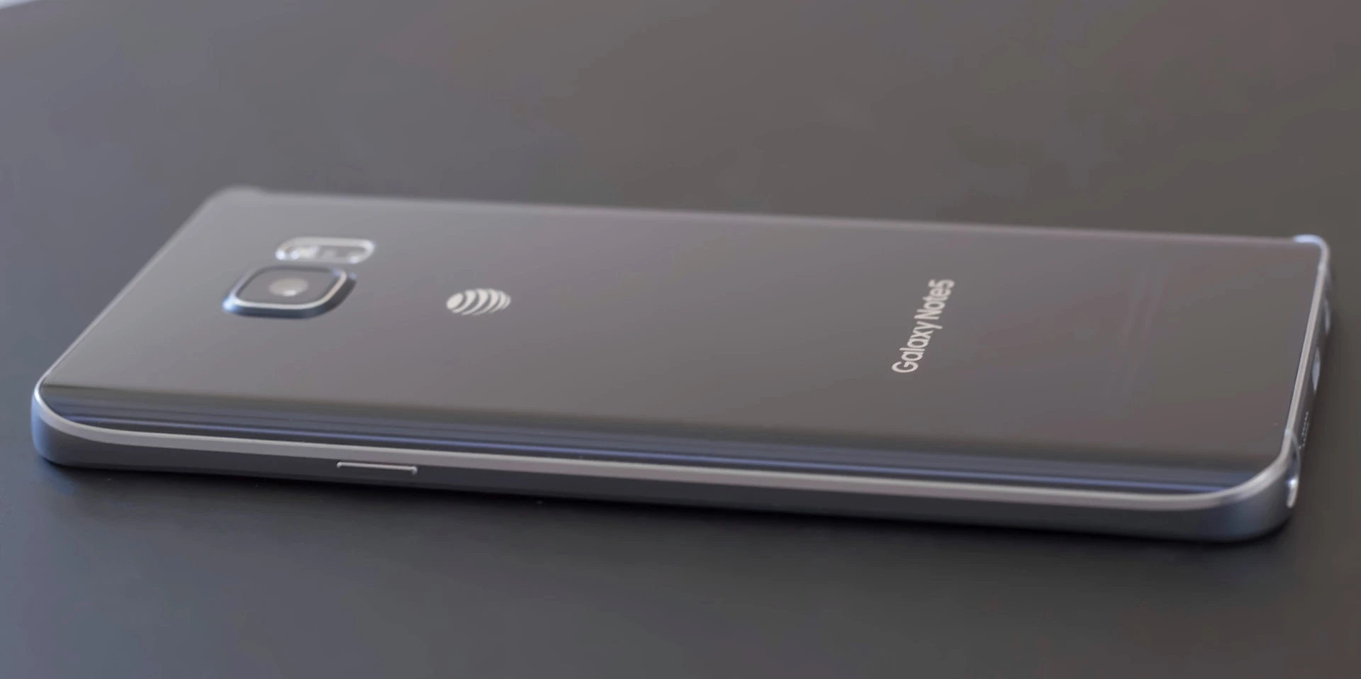 The sloped back of the Note 5