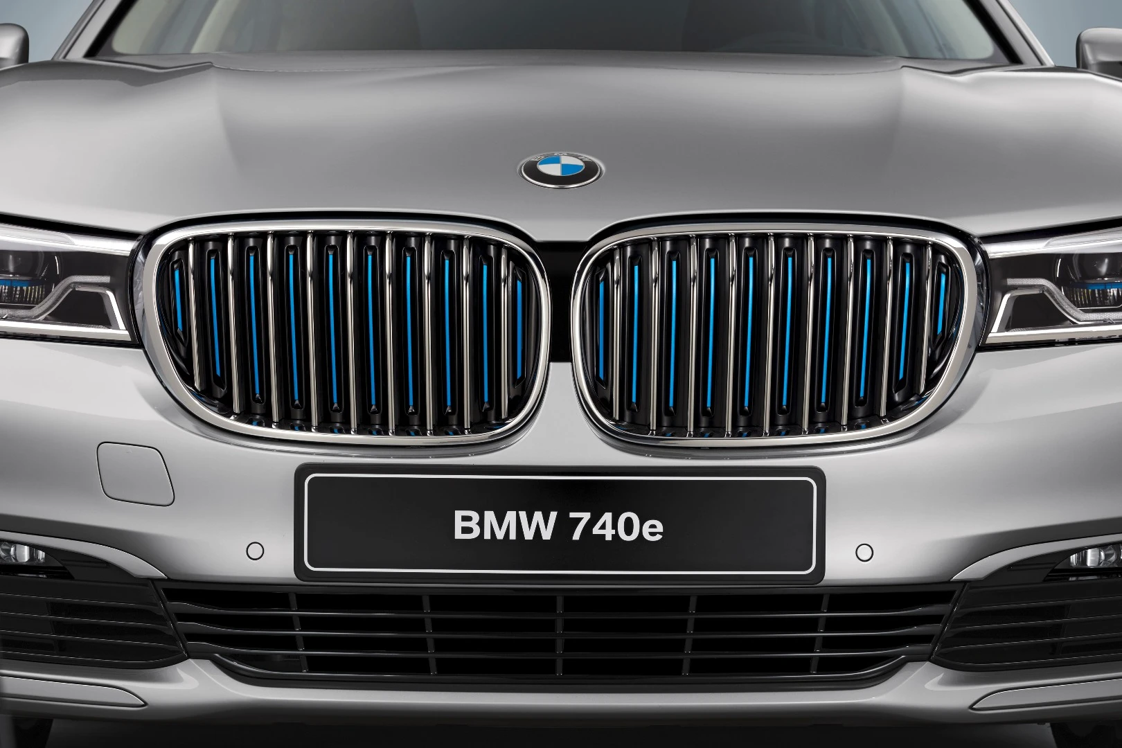 BMW’s signature “electric blue” elements in the kidney grille and wheel hubs are part of what visually designates an i-series vehicle