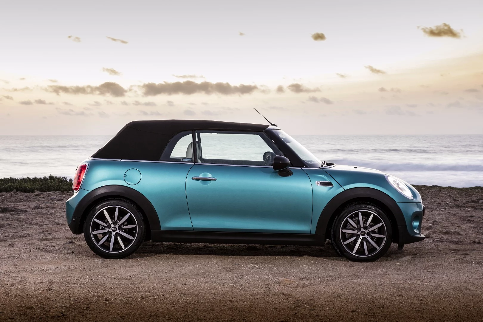 Entering showrooms in March 2016, BMW has unveiled a new MINI Convertible with an automated top