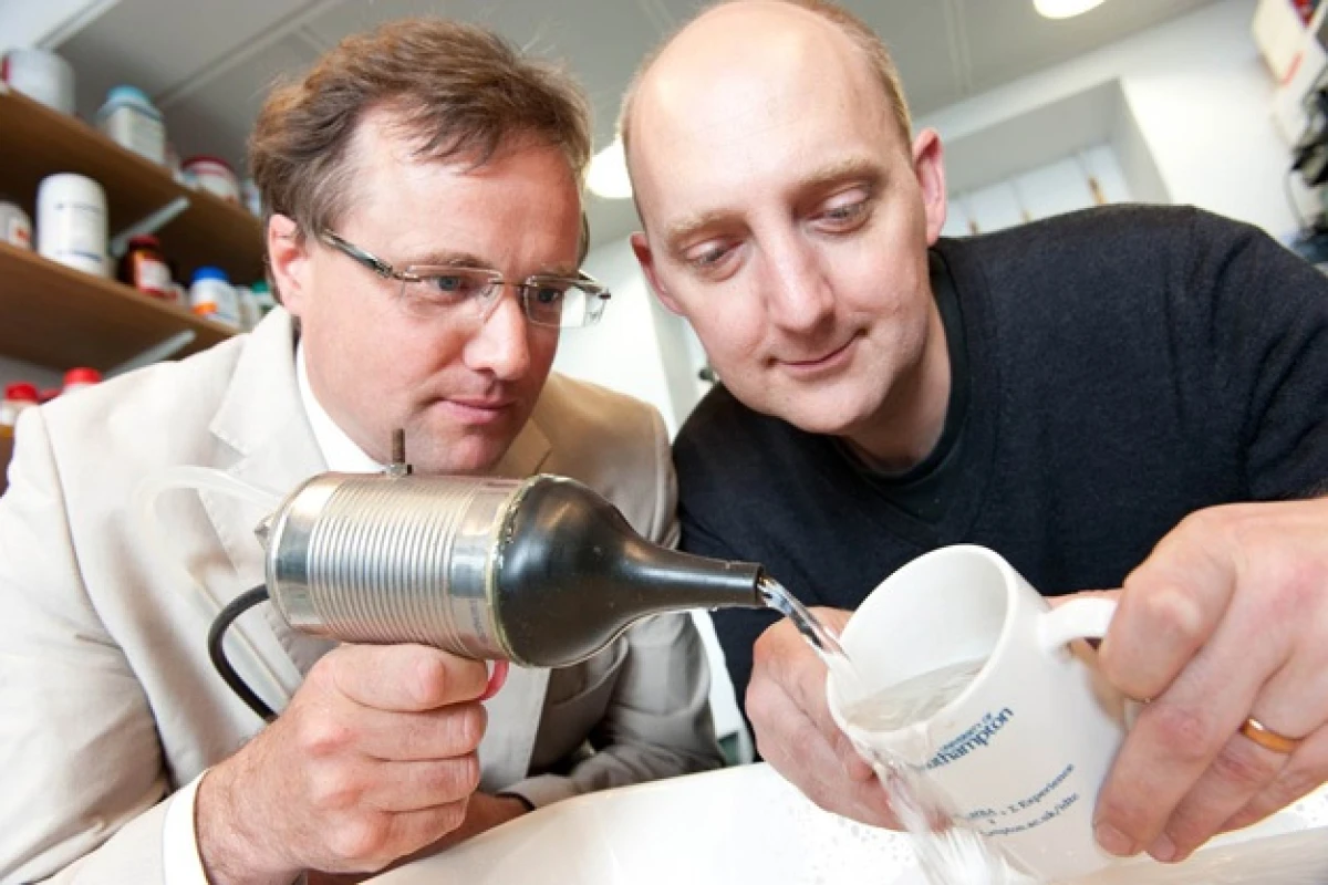 Prof. Tim Leighton and Dr. Peter Birkin with their ultrasonic nozzle