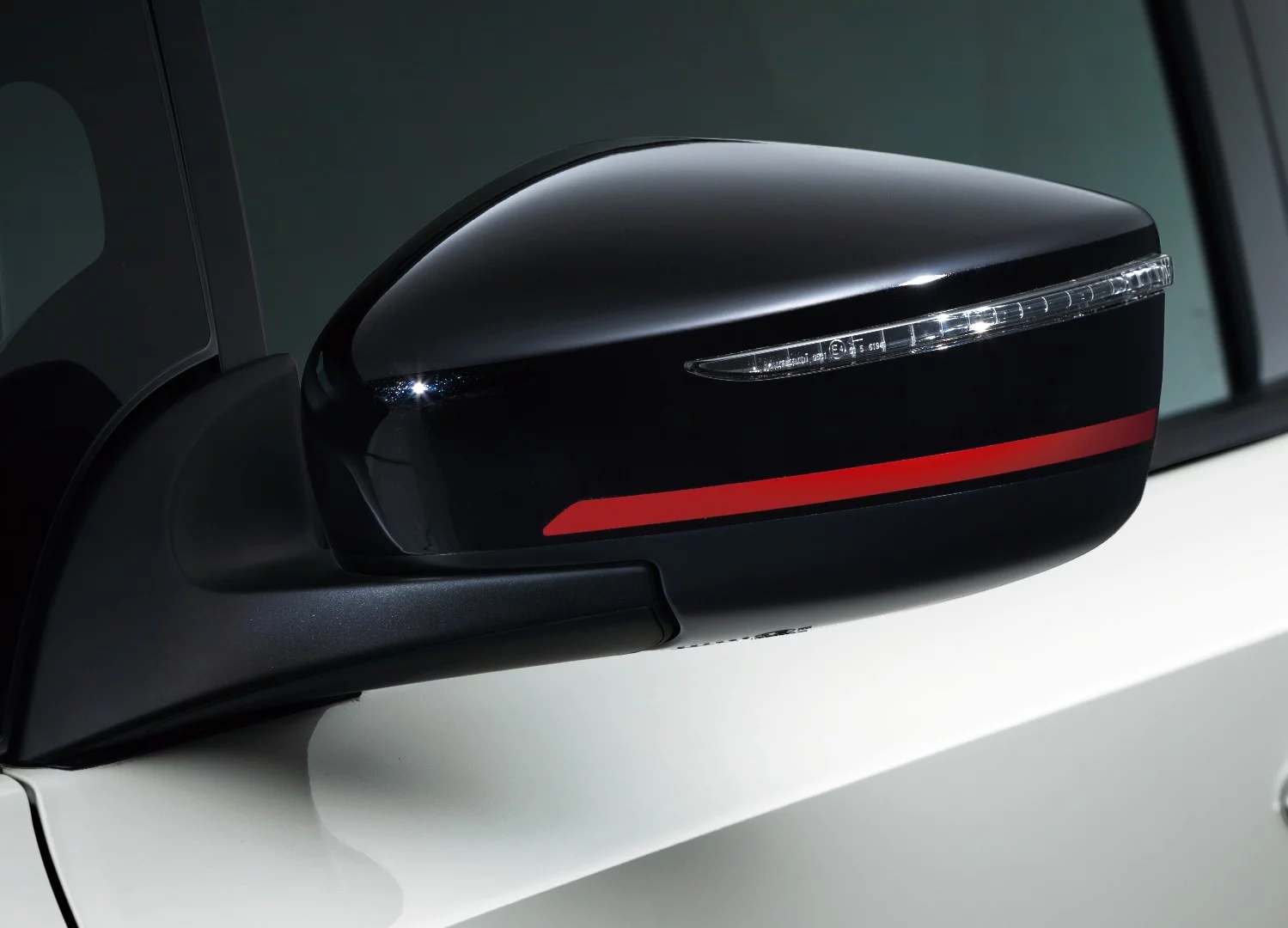 The Leaf Nismo will be available in nine colors including silver, two-tone black and dark grey