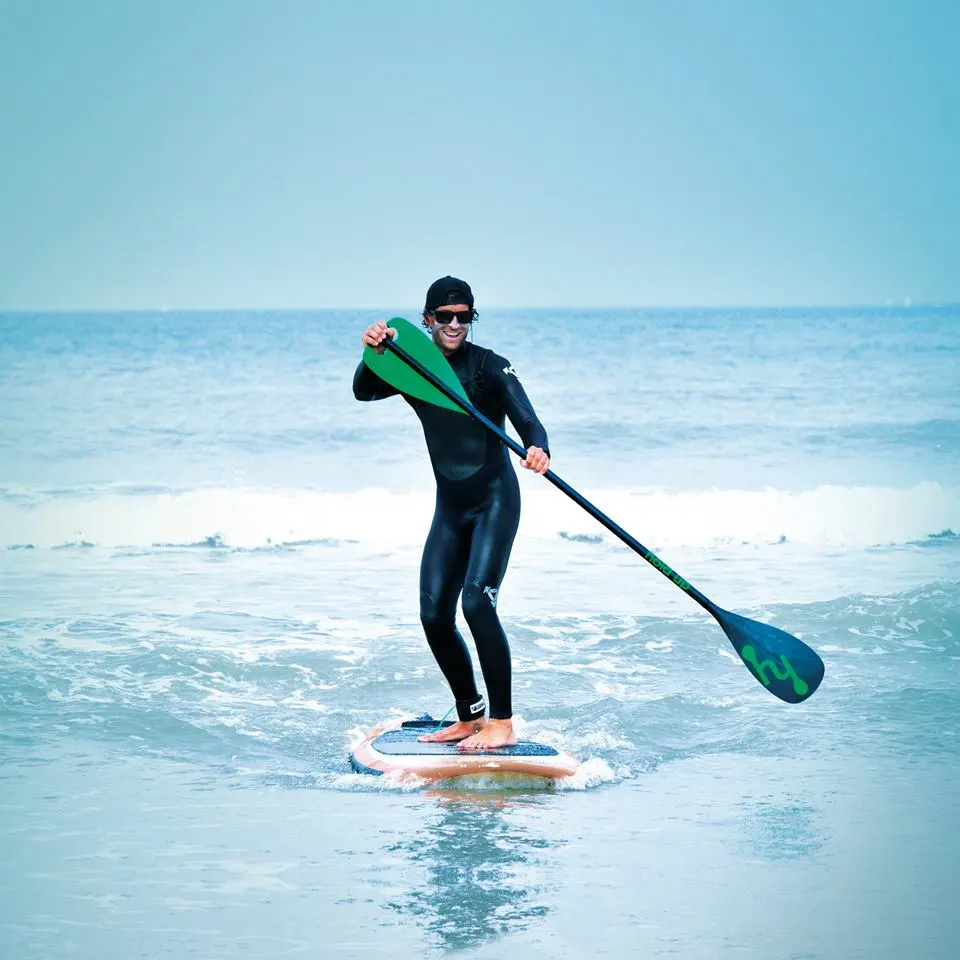 The top blade is built to grab so you can hold the paddle at the top or in the middle