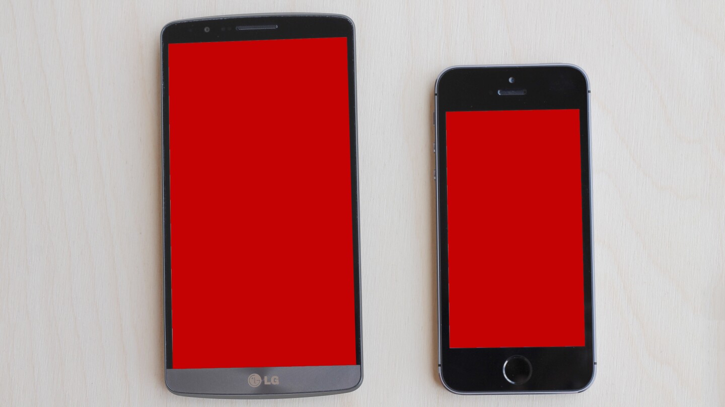 The iPhone only gives you 53 percent as much screen real estate as the G3 does (Photo: Will Shanklin/Gizmag.com)