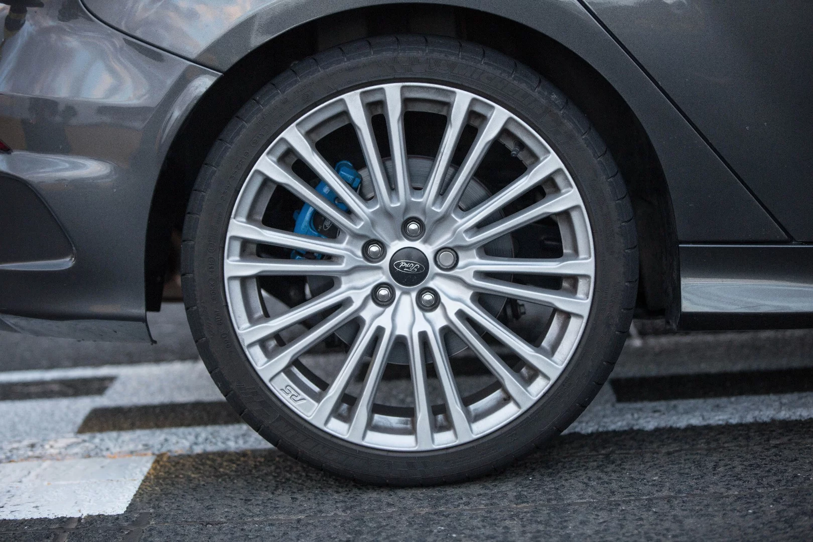 The wheels and tires of the Ford Focus RS