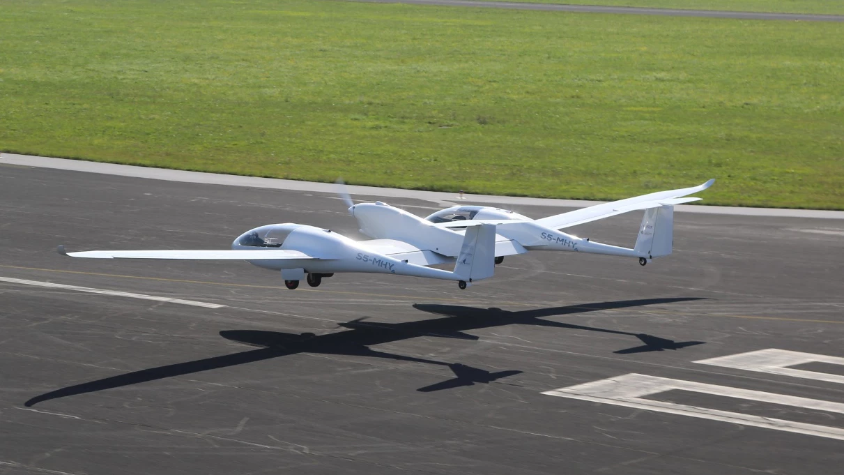 As well as carrying two passengers, each fuselage of the HY4 demonstrator is also home to a 9 kg hydrogen storage tank