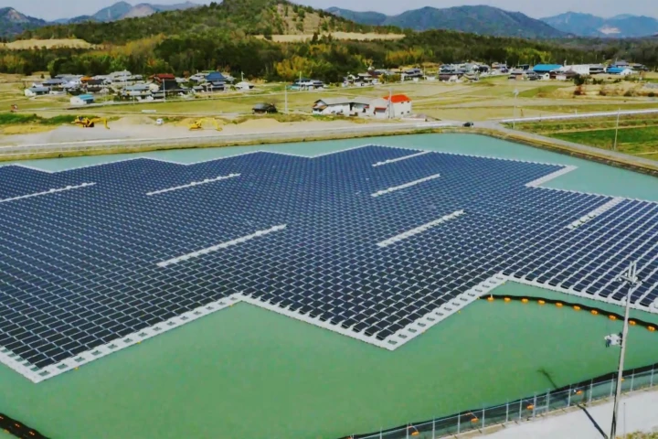 Aerial view of the floating power plant at Nishihira Pond (Photo: Kyocera Corporation, Century Tokyo Leasing Corporation)