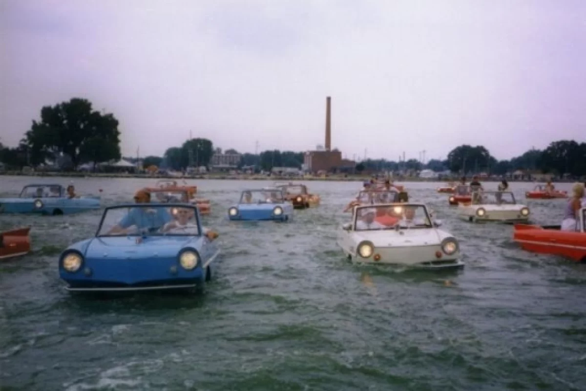Historical Amphicar image from the International Amphicar Owners Club archive.