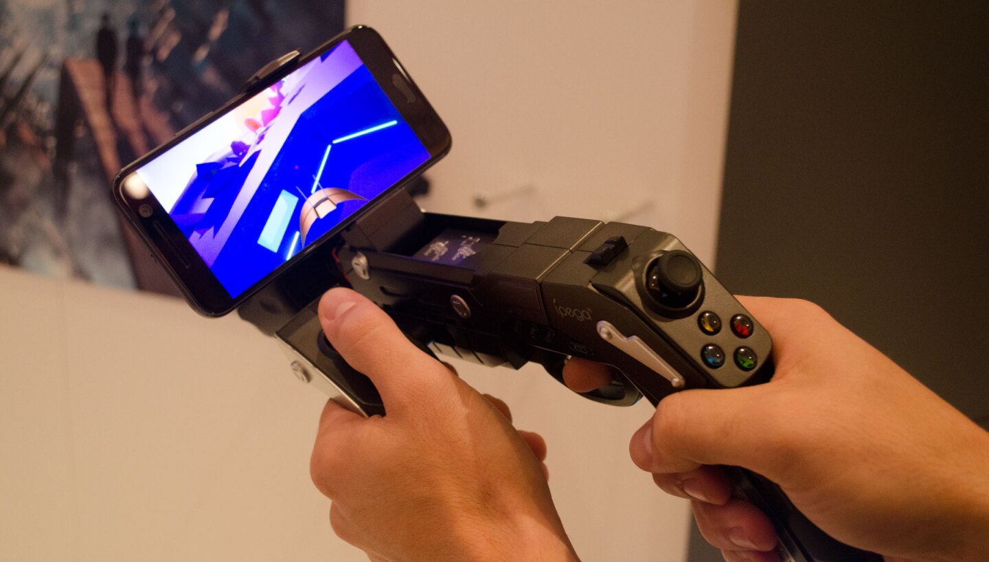 Extending the HTC Vive experience on mobile, thanks to the ViveTracker