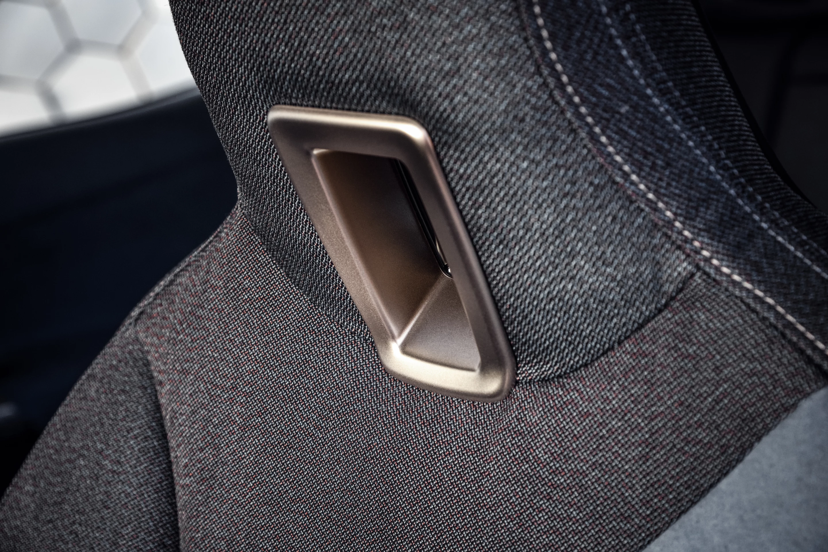 Head restraints integrated into the front headrests