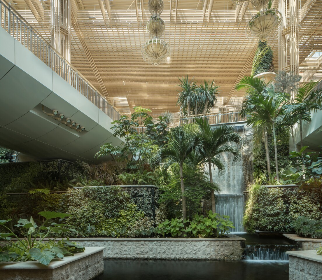 La cascada de la Terminal 2 del Aeropuerto Internacional Kempegowda de Bengaluru está diseñada para ayudar a enfriar el área inmediata.