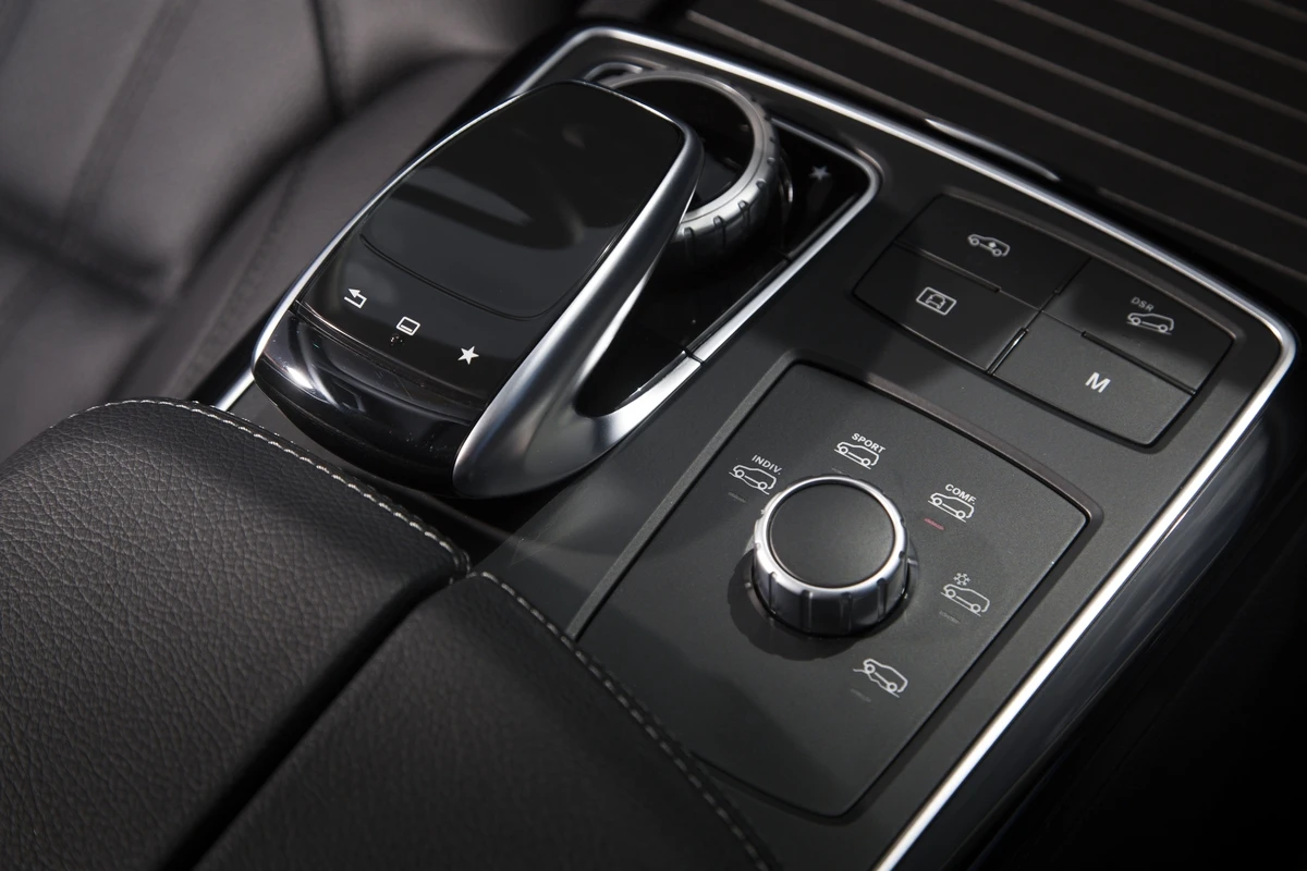 The Kommand knob for the infotainment interface is placed right about where the driver’s hand wants to be
