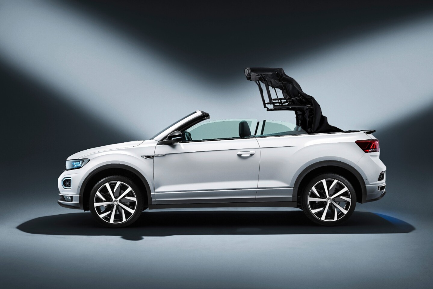 The roof opens in nine seconds, at speeds up to 30 km/h