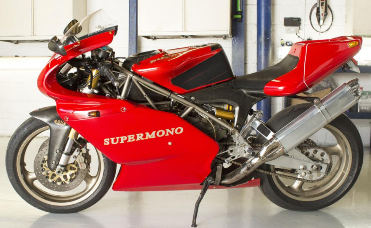 This 1993 Ducati Supermono fetched £73,125 (US$96,507). Just a few weeks ago in Las Vegas, another one of the 67 Ducati super-singles produced purely for racing, sold for $115,000, so it looks safe to assume that Ducati's modern Manx is now a $100,000 motorcycle.