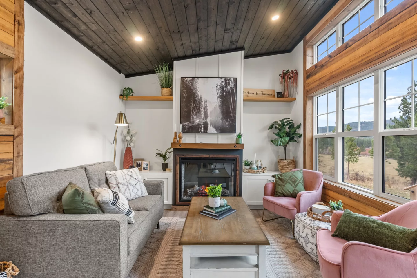 The Silvertip's interior measures 480 sq ft (44.6 sq m), much of which is taken up by the open living area