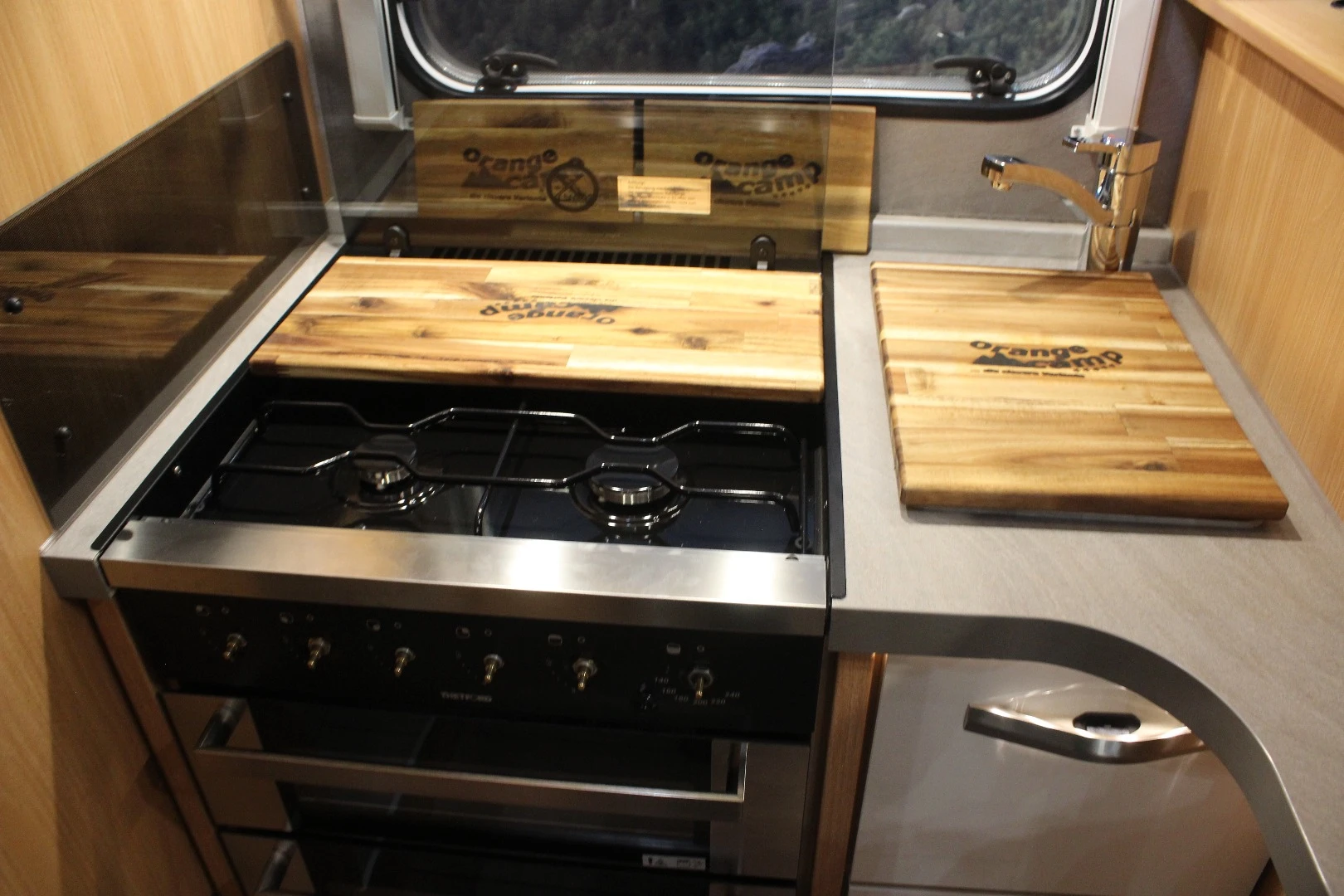 Orange Camp gives the Boxer T 740 EB a nice kitchen with four-burner gas stove, oven and 146-L fridge