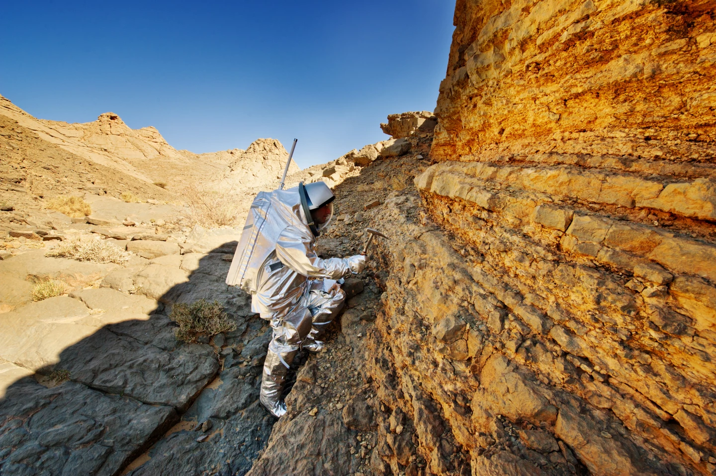 Taking samples for a geoscience experiment (Image: OeWF (Katja Zanella-Kux))