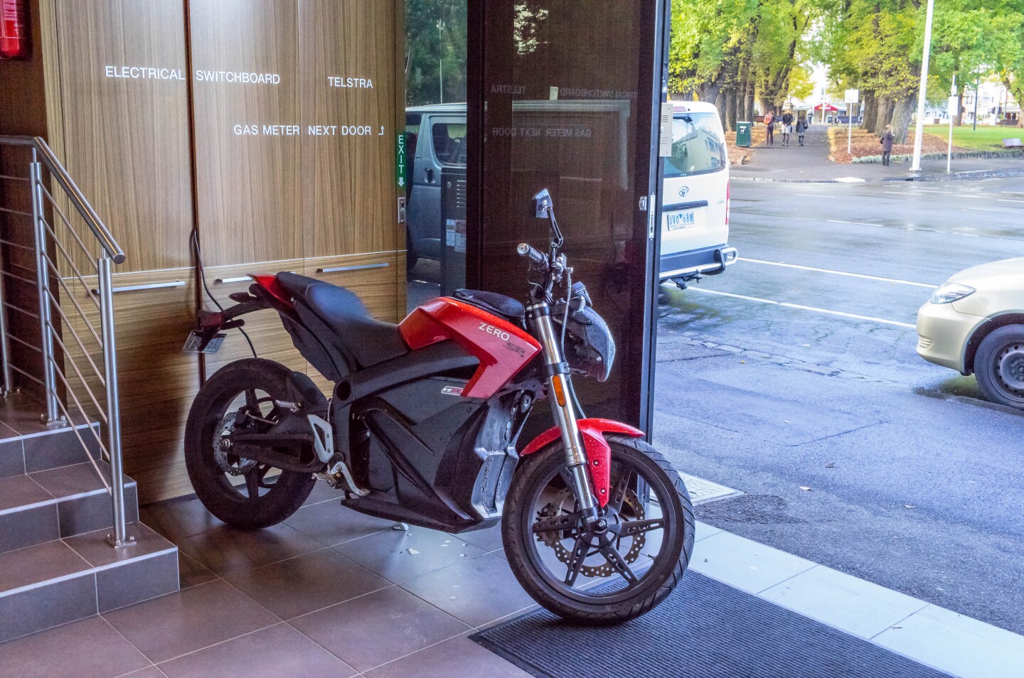 The 2014 Zero SR, plugged in and charging in the Gizmag office foyer (Photo: Loz Blain/Gizmag.com)