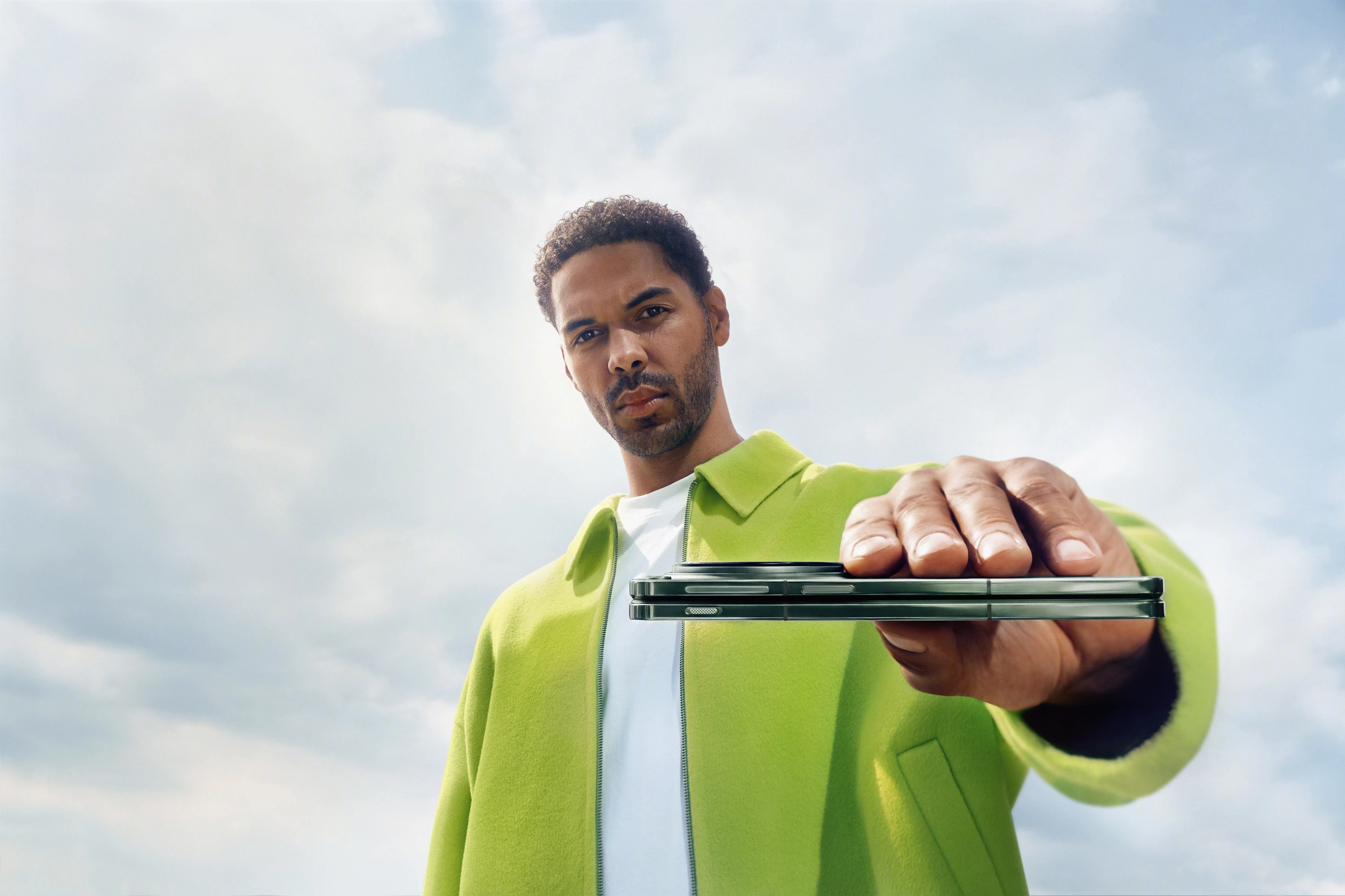 The green handset measures 11.7 mm thick when folded, or 5.8 mm when in phablet mode