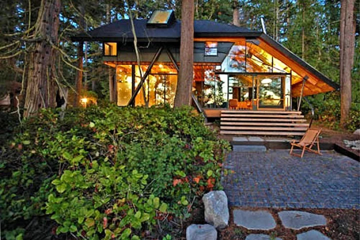 Sneeoosh Cabin at twilight (Photo: Zeroplus Architects)
