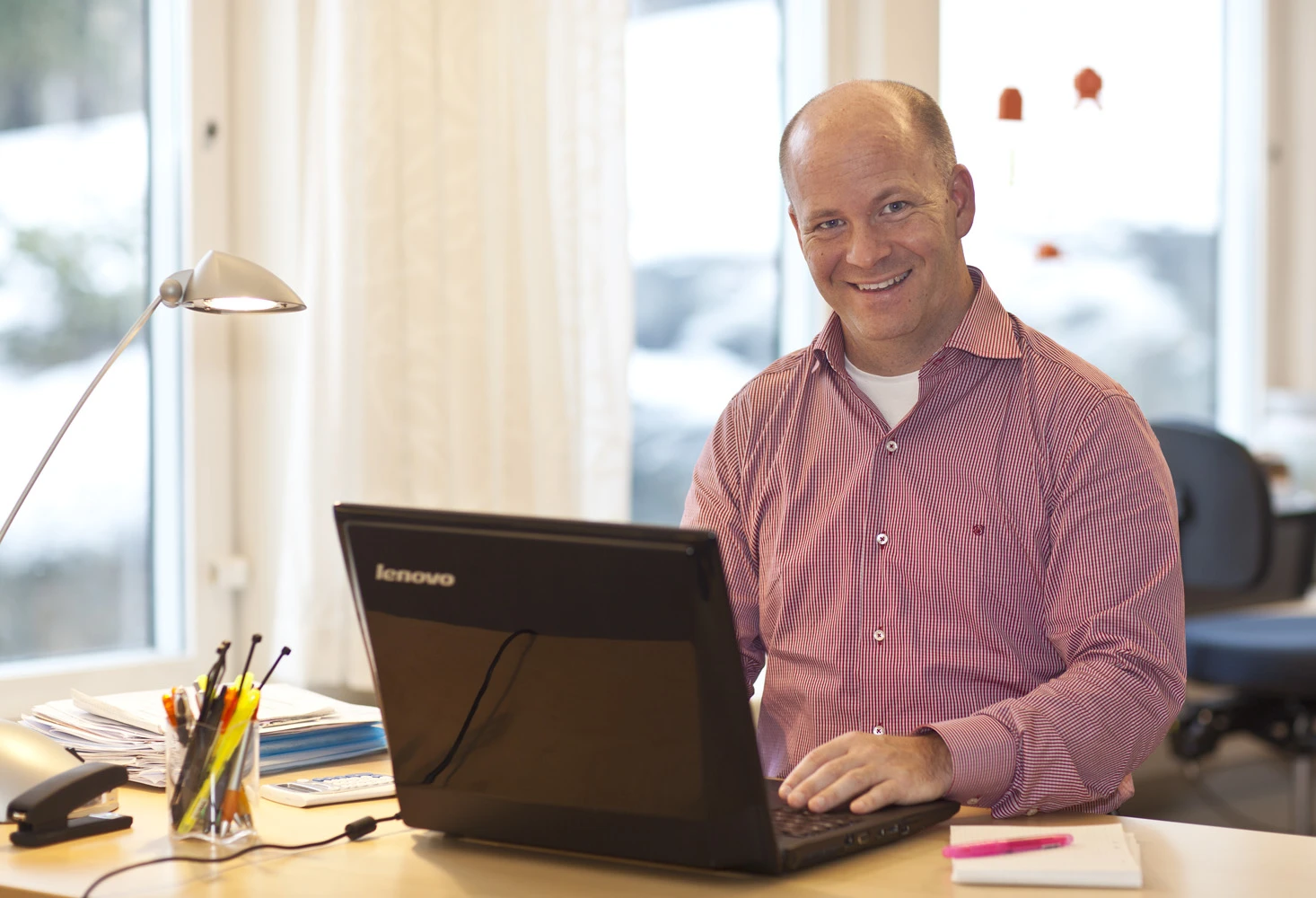 Henrik Eskilsson, CEO of Tobii Technology, trying out the new notebook prototype