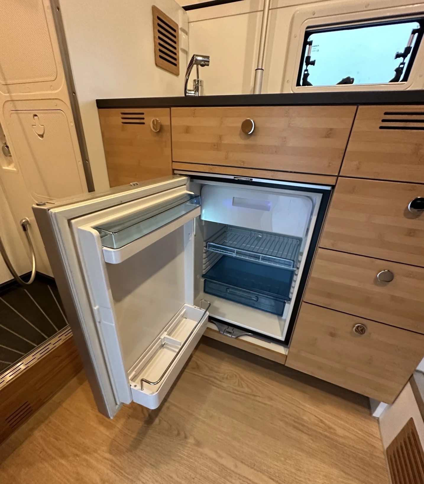 The kitchen includes a 95-L fridge with 7.5-L freezer