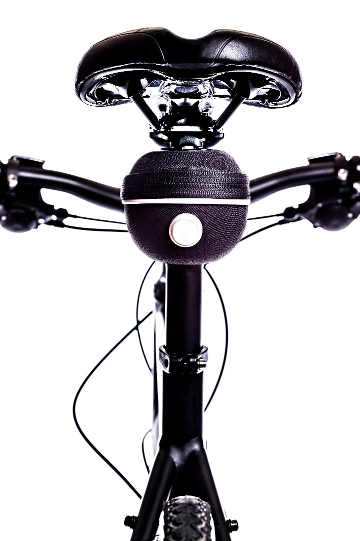 The AirSupply has an integrated pressure gauge, a built-in LED tail light (in the pack), and is designed to easily reach a maximum tire pressure of 116 psi (8 bar)