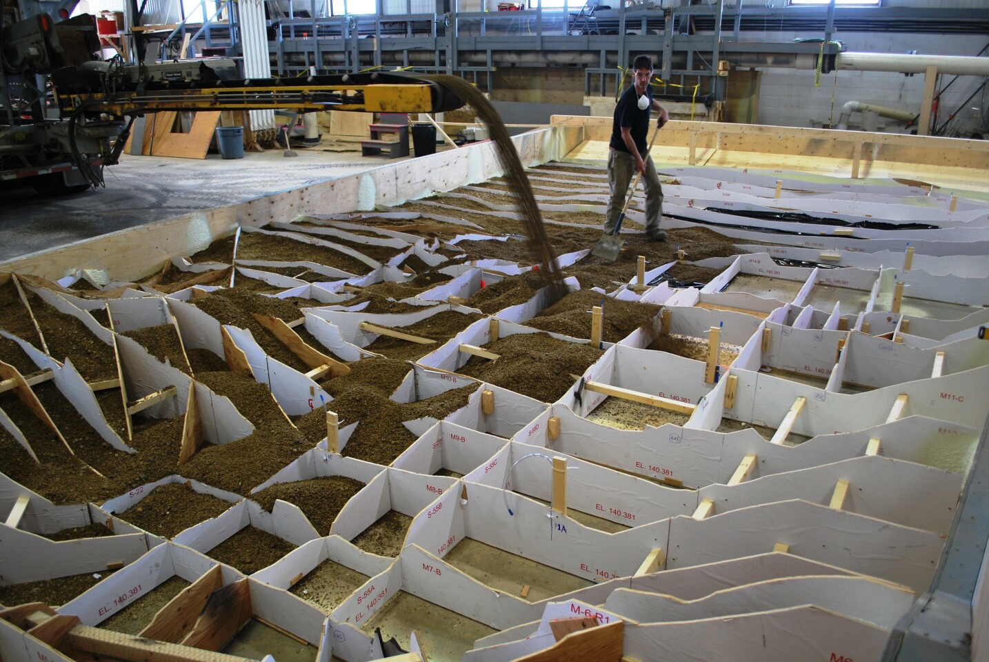 Gravel is poured between the templates of the model (Photo: NHC)